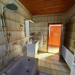 Ursula Velden וולדן אם וורתרסי